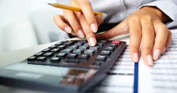 Cartão de crédito pessoal e boletos sobre a mesa do escritório da empresa